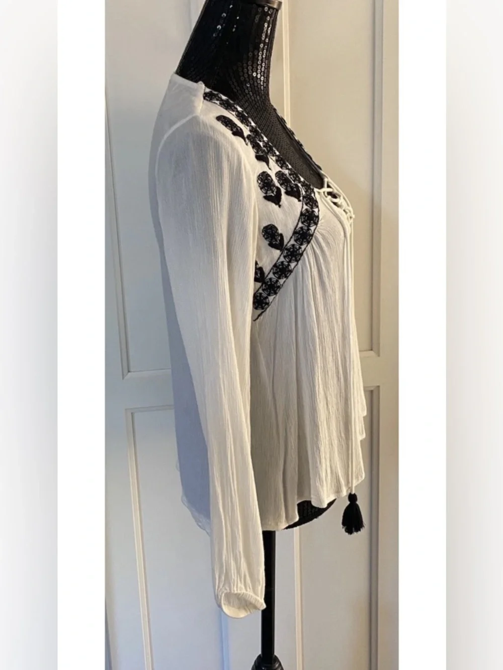 Tiffosi Women's Ivory Peasant Boho Blouse Top with Black Embroidery Women’s Sz S - Picture 6 of 16